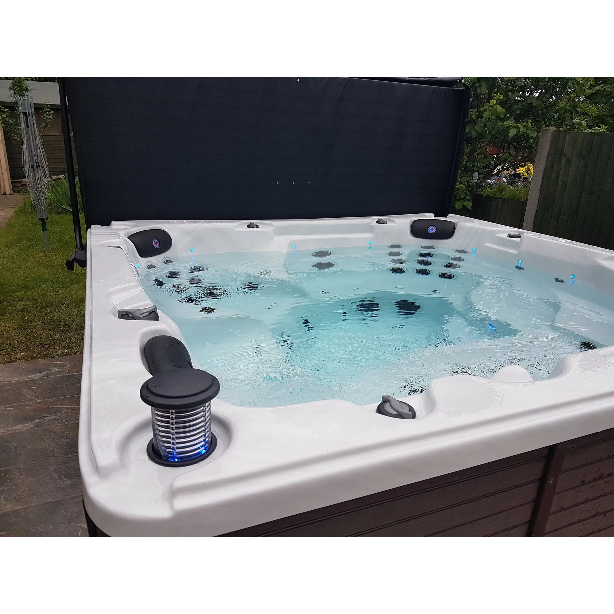 Niagara AI Hot Tub | 7-Person 60-Jet | 228 x 228 cm