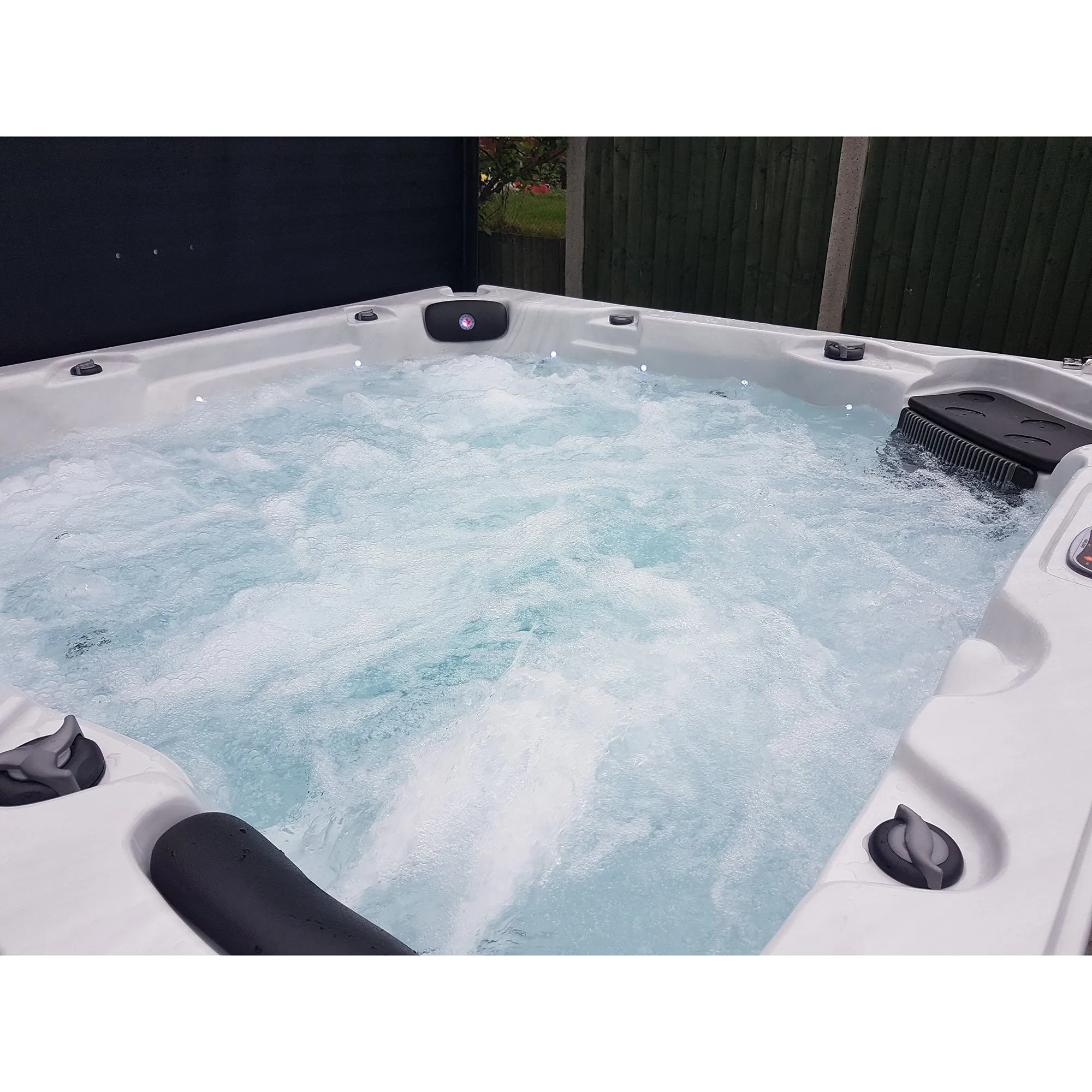 Niagara AI Hot Tub | 7-Person 60-Jet | 228 x 228 cm